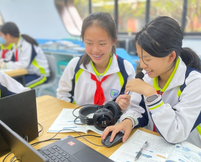 根据每个孩子的学习状况实时调整教育策略完成个性化学习体会